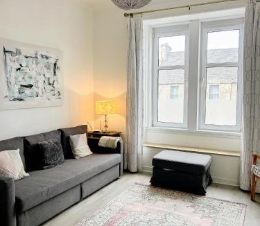 Longcroft Apartment | Chic flat close to Edinburgh, Airport, & Zoo