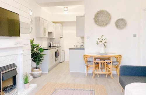 Longcroft Apartment | Chic flat close to Edinburgh, Airport, & Zoo