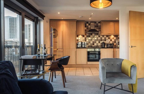 Kelvinbridge Apartment | CityView - Stunning 2 BR Apartment *Iconic Views*