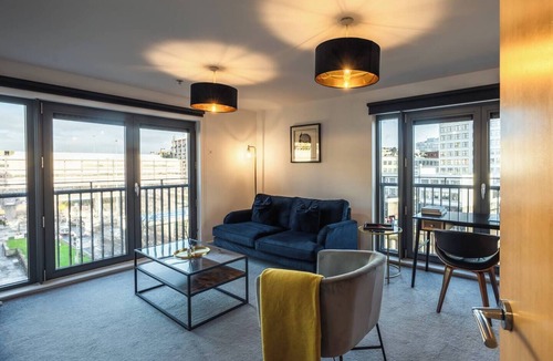 Kelvinbridge Apartment | CityView - Stunning 2 BR Apartment *Iconic Views*