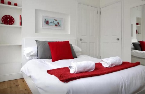 Old Town Apartment | Clamshell Land - Royal Mile