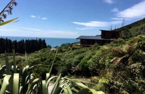 Paparoa National Park Cabin | Clean Modern Suite for Two Surrounded by Natural Beauty near Punakaiki, South Island