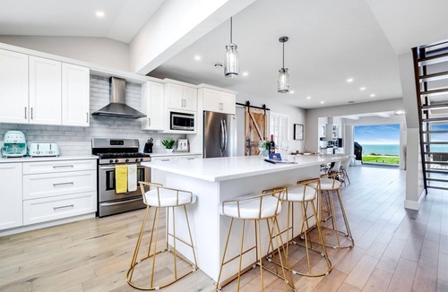 Kingsville House | Cliffside Lakeview Villa with Saltwater Pool, Hot Tub & Epic Sunsets in Ontario, Canada