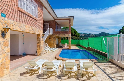 Lloret de Mar Villa | Club Villamar - Groups with an average age equal to or less than 21 years are not allowed!Air con.