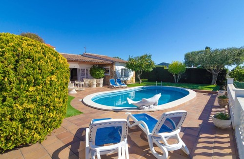 Lloret de Mar Villa | Club Villamar - Nice and cozy spanish style villa with a precious garden with lawn, private pool,.