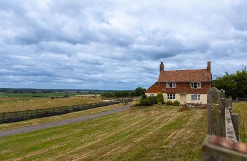 Stone in Oxney Apartment | Coldharbour Cottage with Hot Tub