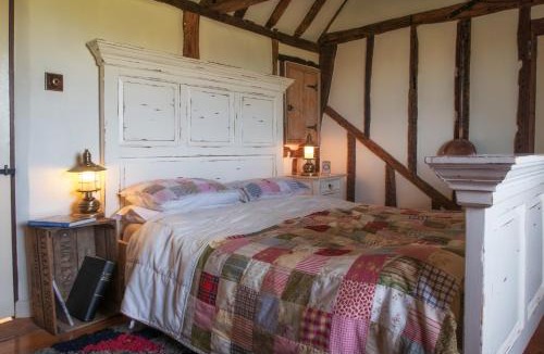 Stone in Oxney Apartment | Coldharbour Cottage with Hot Tub