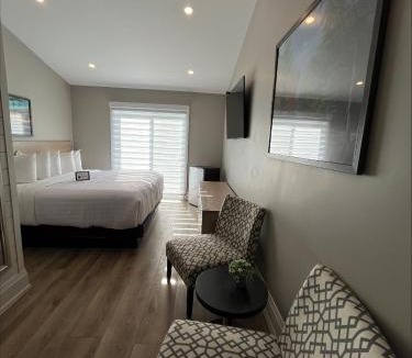 Grand Bend Hotel | Colonial Hotel & Suites