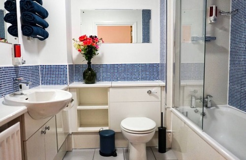 Finnieston Apartment | Colorful and Contemporary Apartment Free Car Park