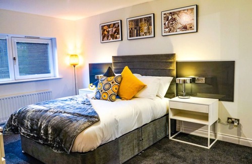 Finnieston Apartment | Colorful and Contemporary Apartment Free Car Park