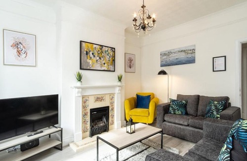 Barking Apartment | Comfortable 2-BR House in Barking -Free Parking