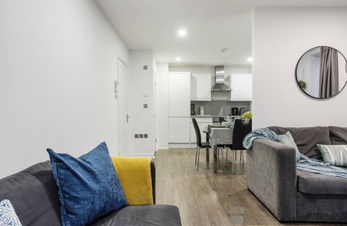 Canning Town Apartment | Comfortable 3-Bed close to Excel Ideal for Groups