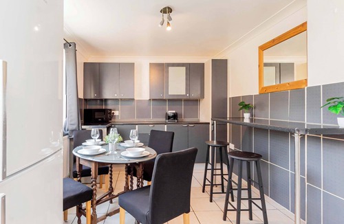 Eight Ash Green House | Comfortable 3BED House with Garden & Parking