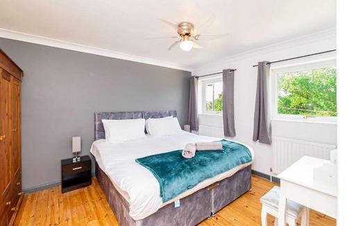 Eight Ash Green House | Comfortable 3BED House with Garden & Parking
