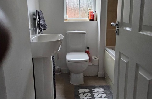 Northwich House | Comfortable 3BR Family Home | Free Parking Included