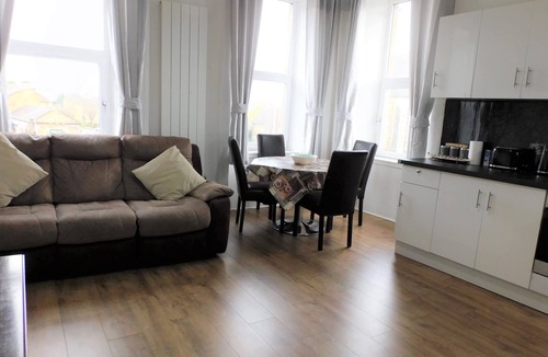 Paisley Apartment | Comfortable 4 bed Apt in Paisley Next to Station