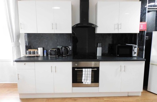 Paisley Apartment | Comfortable 4 bed Apt in Paisley Next to Station