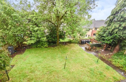 Paisley Apartment | Comfortable 4 bed Apt in Paisley Next to Station