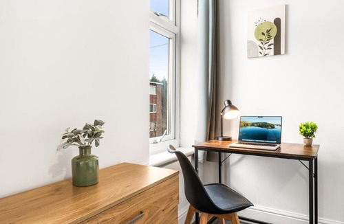 Offerton Apartment | Comfortable 4 Bed Home - Free Parking & Brand New Bathroom