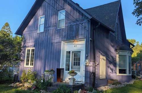 Port Burwell House | Comfortable and elegantly appointed home in this unique small port town.