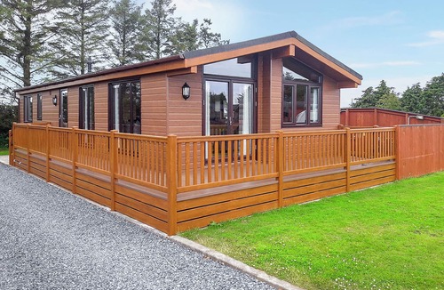 Newton Stewart Ski Chalet | Comfortable and spacious lodge with two doubles, one with en suite shower.