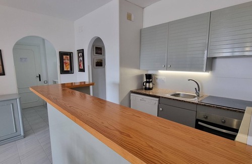 Pedrinya Apartment | Comfortable apartment with terrace, central, near the beach