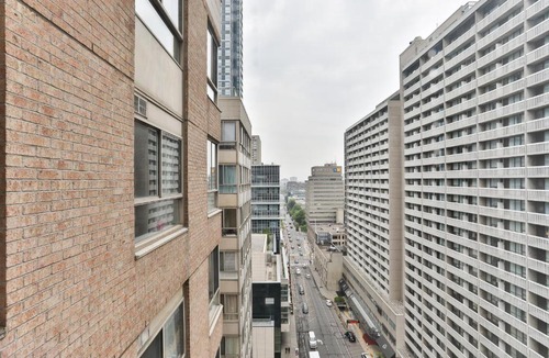 Bay Street Corridor Apartment | Comfortable Downtown Apartment