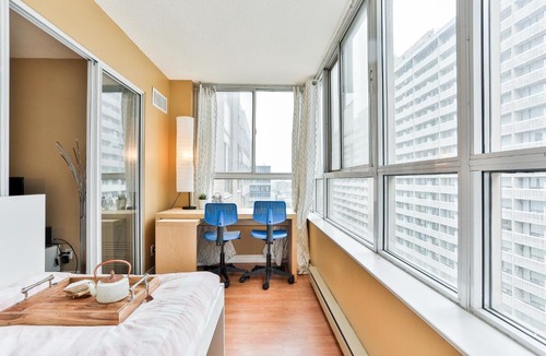 Bay Street Corridor Apartment | Comfortable Downtown Apartment