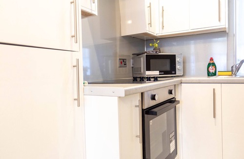 Dumbarton Apartment | Comfortable Dumbarton Stay 1BR | 2 Beds