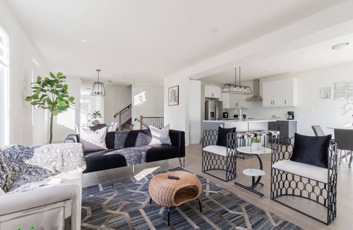 London House | Comfortable Lux | Sleeps 10 | PingPong, Cozy Family Movie Room