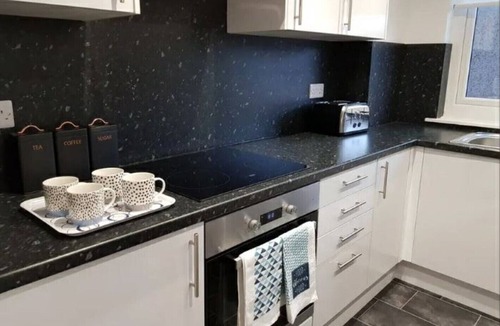 East Kilbride Apartment | Comfortable modern space within walking distance to the East Kilbride Shopping- 25 minutes to Glasgow Centre.