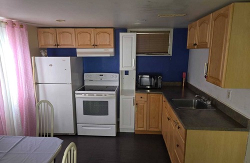 Fabreville House | Comfortable & Relaxing Private Apartment in Laval, Minutes from Everything