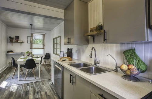 Beamsville House | Comfortable spacious farmhouse vineyard location. Ensuite bathrooms.