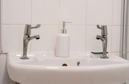Dartford Apartment | Comfortable Stay for 3 | 2BR | Free Parking