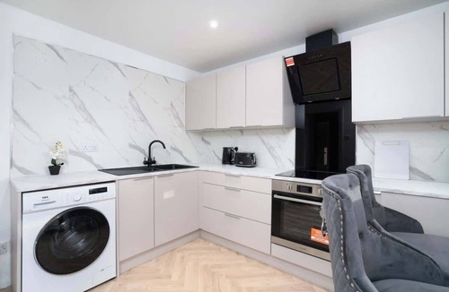 Cumbernauld House | Comfy 3 Bed House - Free Parking