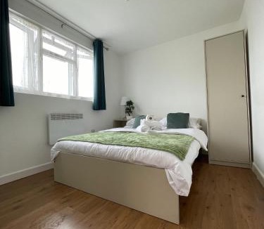 Chadwell House | Comfy family studio