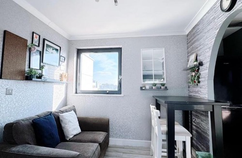 Lansbury Apartment | Comfy Stylish Unit Near Canary Wharf l Top Floor Ideal for Business and Leisure Privacy l No Minimum Stay I