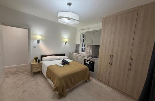 East Finchley Apartment | Compact Studio - Sleeps 2 - Parking