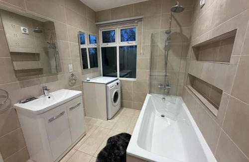 East Finchley Apartment | Compact Studio - Sleeps 2 - Parking