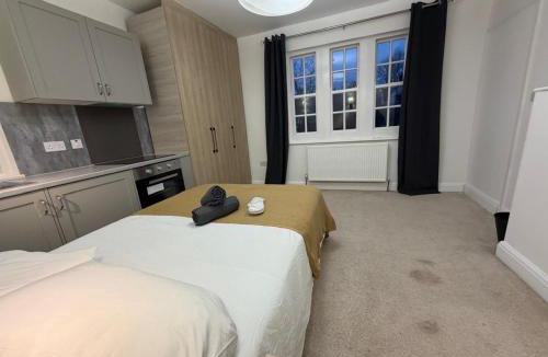 East Finchley Apartment | Compact Studio - Sleeps 2 - Parking