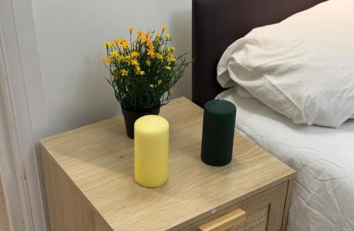 East Finchley Apartment | Compact Studio - Sleeps 2 - Parking