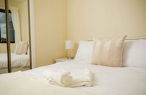 Coatbridge House | Contemporary 3-Bedroom Apartment in Coatbridge