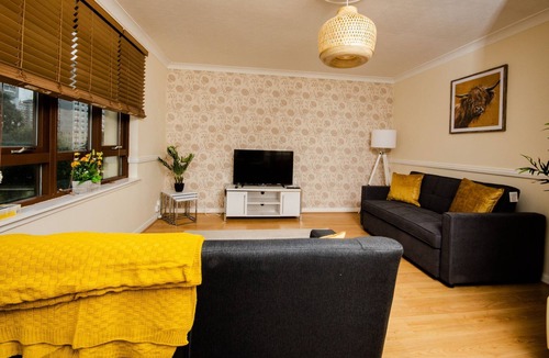 Coatbridge House | Contemporary 3-Bedroom Apartment in Coatbridge
