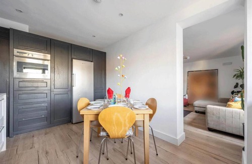 Church End Apartment | Contemporary 3BDR House in South Woodford