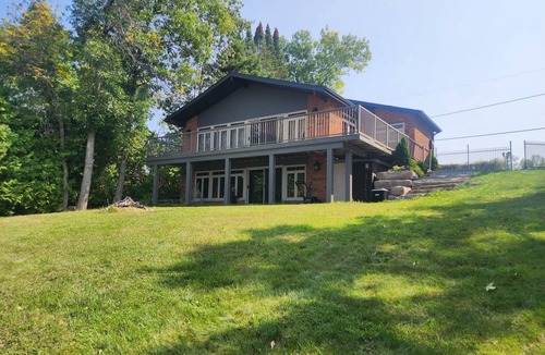 Selwyn Cottage | Contemporary Lake Front Retreat w/Picturesque Sunsets & Bunkie!