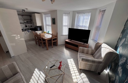 Bedford Apartment | Contemporary Two Bedroom Two Bathroom Apartment with Parking, Bedford