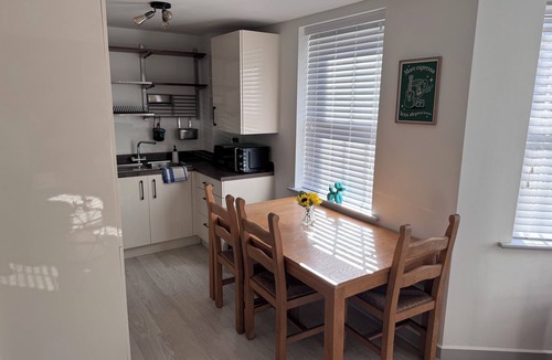 Bedford Apartment | Contemporary Two Bedroom Two Bathroom Apartment with Parking, Bedford