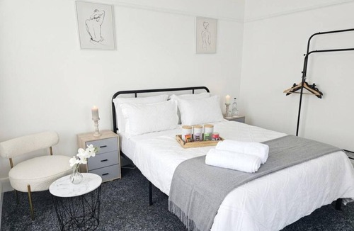 Whiston Apartment | Contractor Accommodation Sleeps 5 Parking for 2 Vans