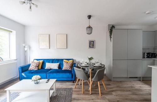 Chalfont St Peter Apartment | Contractor-Friendly Flat in Chalfont, Sleeps 5, Fast WIFI & Parking