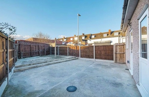 Becontree House | Contractor Haven, Sleeps up to 14, WIFI, Parking x 2, Garden, Central location